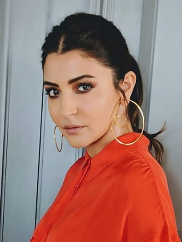 ANUSHKA SHARMA - MISHO - CELEBRITY